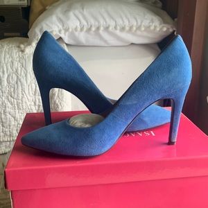 Isaac Mizrahi Like New Blue Suede Pumps